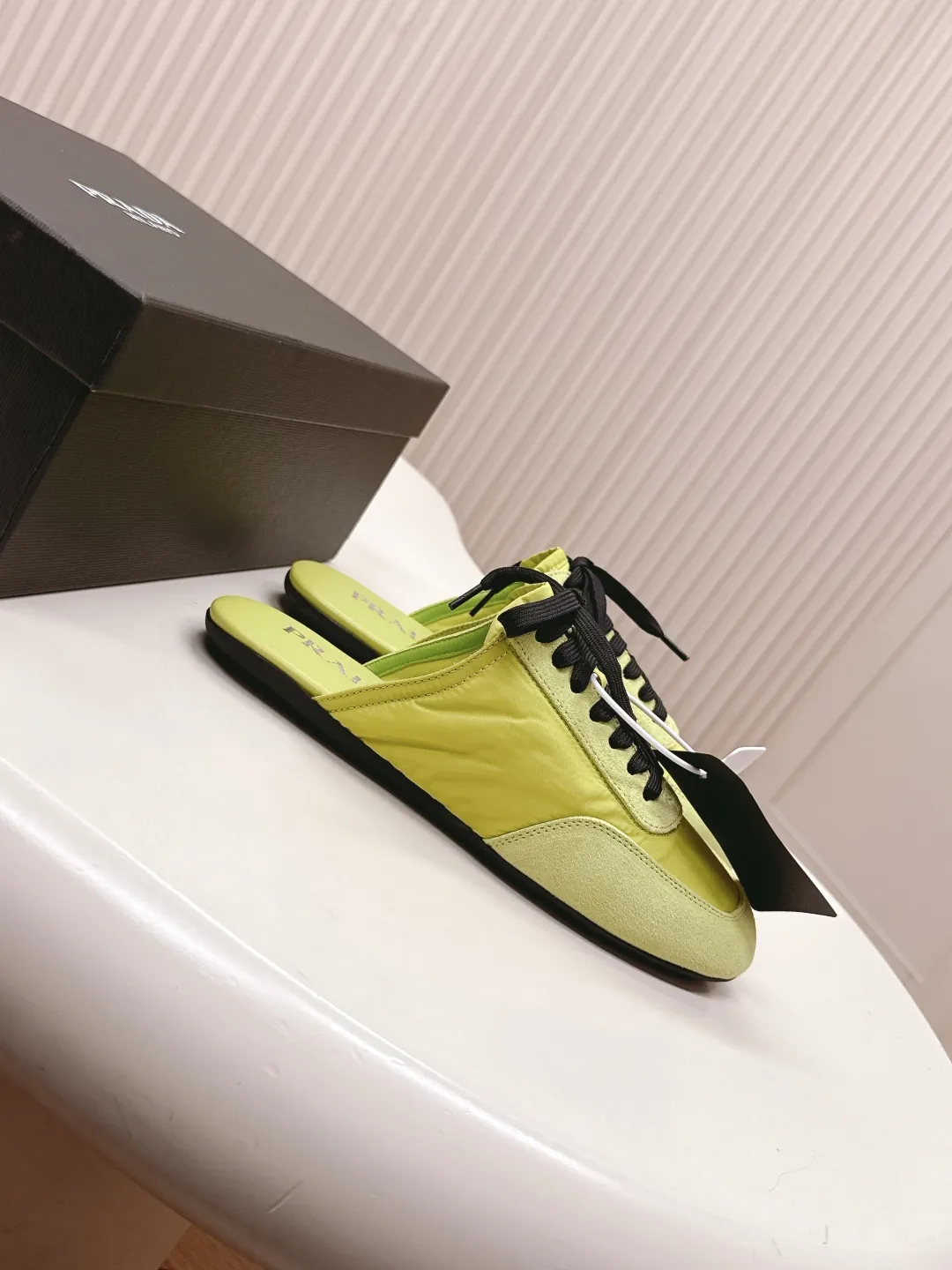 👟👟Ex-factory price 480👟👟 New color half-flop Prada Collapse recycled nylon and suede leather stretch half-flop 2025 spring and summer latest catwalk model Forrest Gump slippers Fashion item thin casual slippers This extremely lightweight sports shoe is made of recycled nylon and suede leather to create a three-dimensional shoe shape. The mixed materials highlight Prada's sports style and exquisite craftsmanship soul. The flat bottom design and elastic side cuffs make it easy to put on and take off with ease. The upper is decorated with a screen-printed logo ● Thin rubber sole · Removable leather insole upper, a casual shoe that is light, easy to wear and practical, with an original molded rubber outsole! Encounter a variety of colors combined with Forrest Gump shapes and iconic details such as Prada regenerated nylon to interpret a new style. Size: Women’s size. 35～39# 40.41